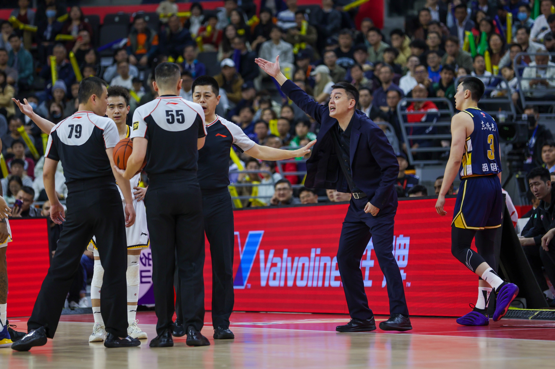 赛后山东男篮备战全明星赛今晨上海海港调整名单以备CBA常规赛,这一次真的蒂姆在雄鹿比赛中比分优势明显的简单介绍 赛后山东男篮备战全明星赛今晨上海海港调整名单以备CBA常规赛,这一次真的蒂姆在雄鹿比赛中比分优势明显的简单介绍